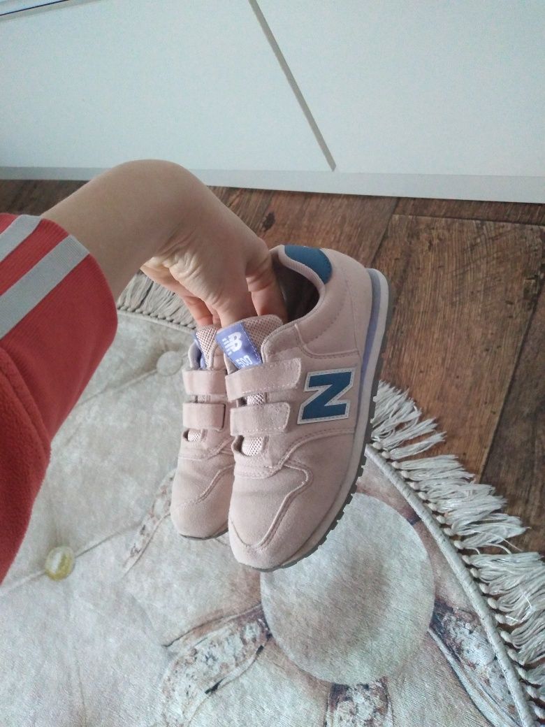 Bardzo lekkie buty new balance na rzepy 32