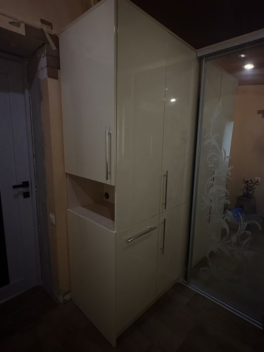 Прихожа світлого кольору з розсувними дзеркальними дверима