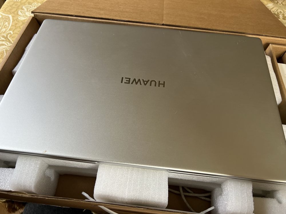 Huawei Matebook D15 i5 8gb ram 512gb ssd