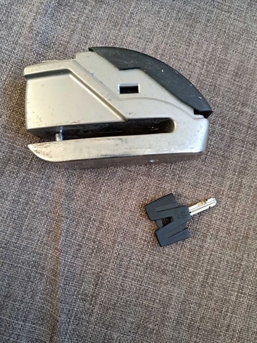 Замок на колесо мотоцикла з сигналізацією