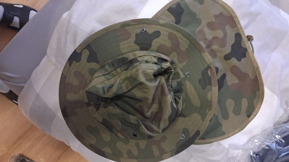 Kapelusze kamuflaż moro