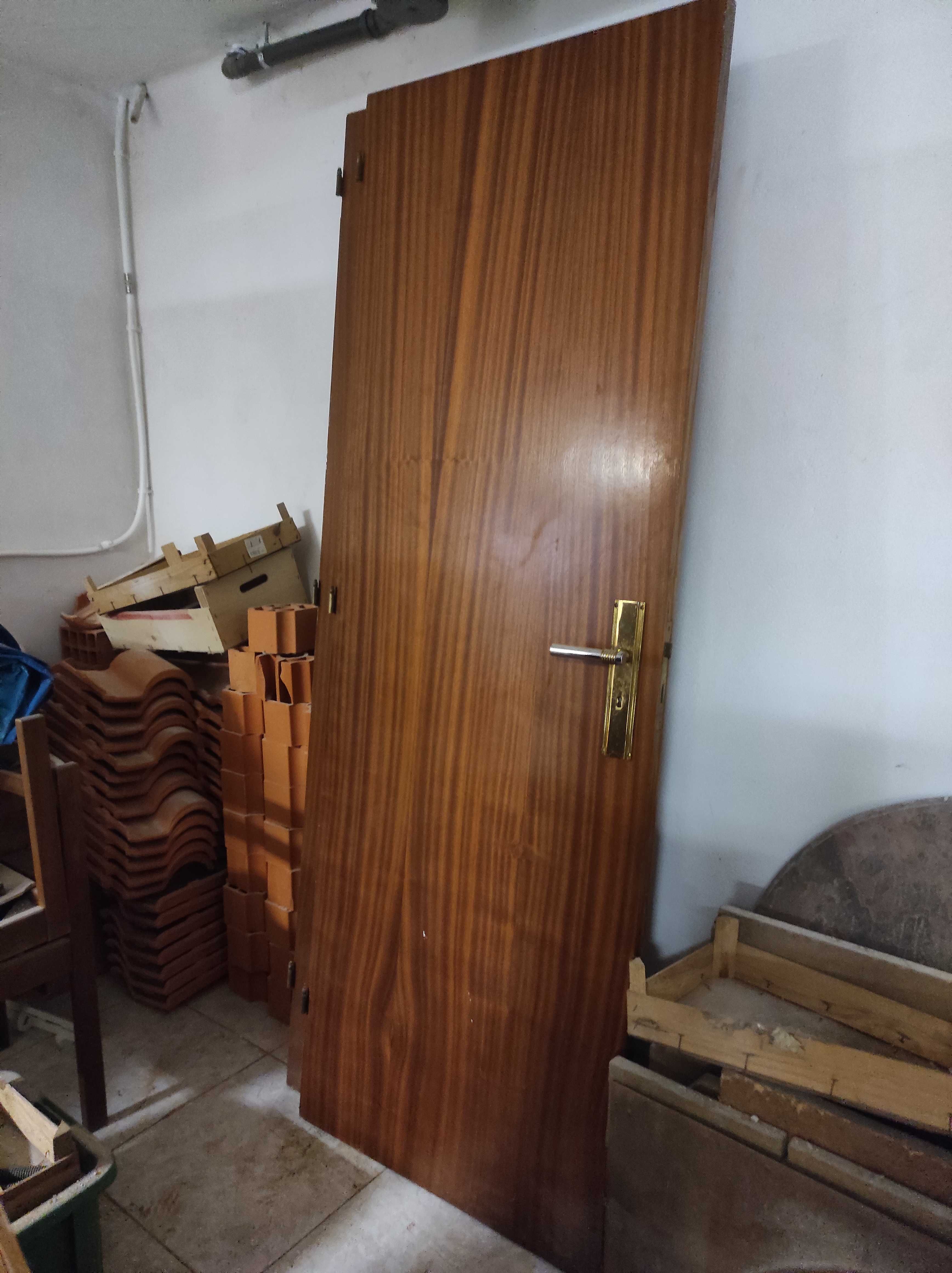 Várias Portas interiores em madeira