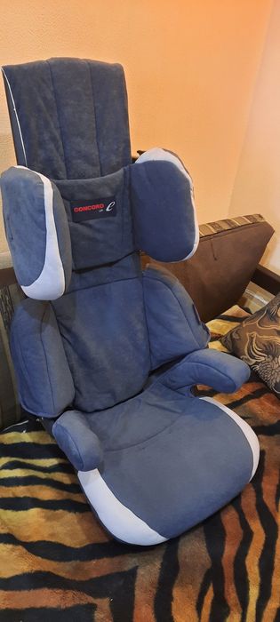 Автокресло , очень удобное, крепится ремнями безопасности.