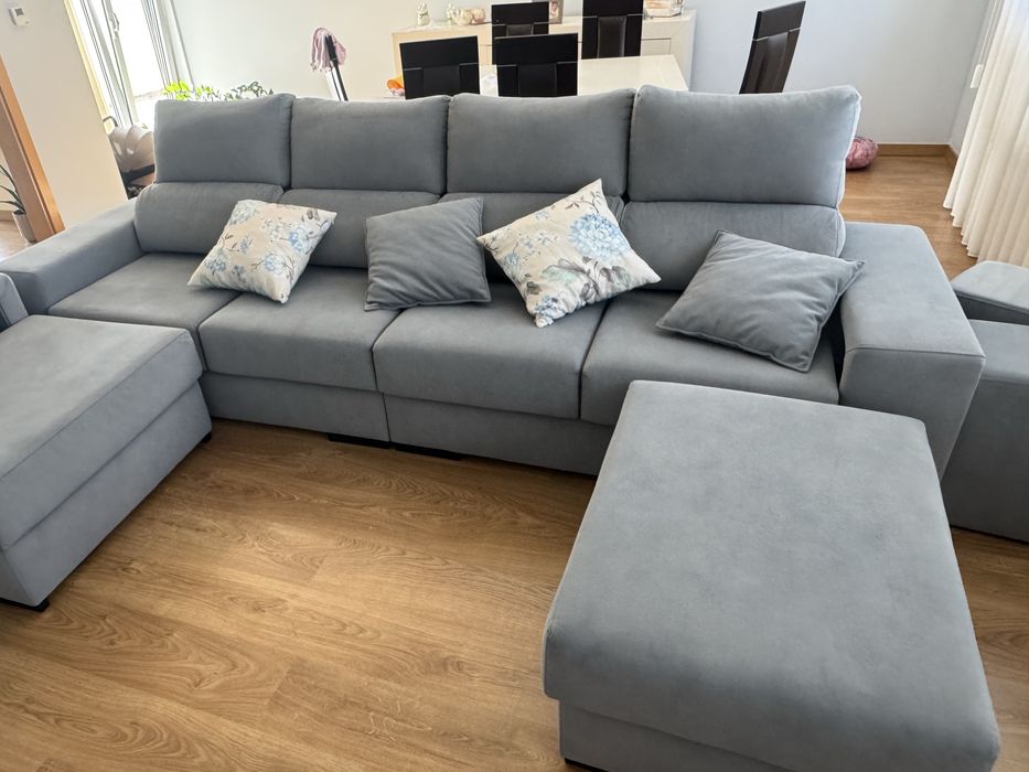 Sofá azul con deslizantes