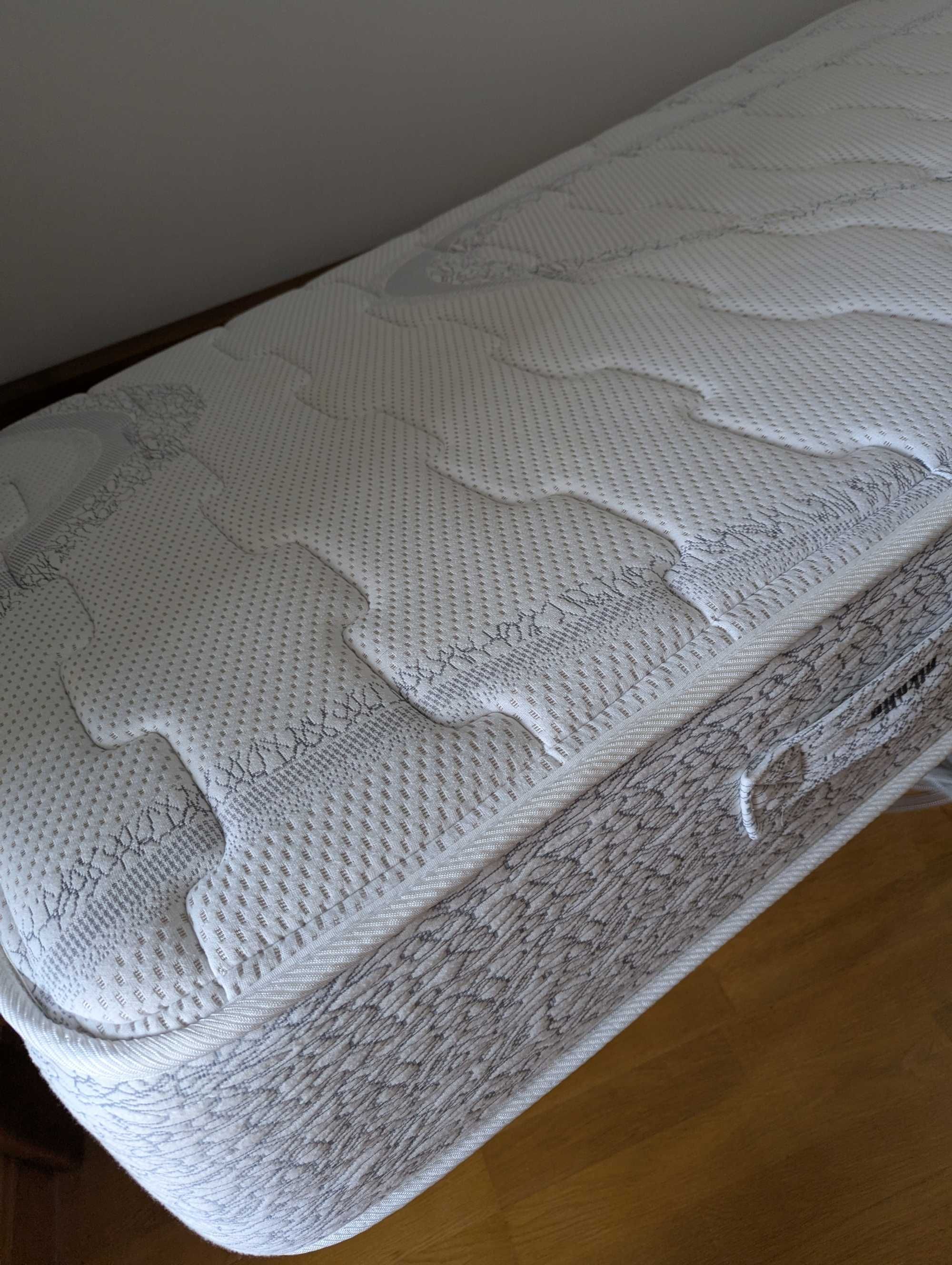 Cama individual com colchão