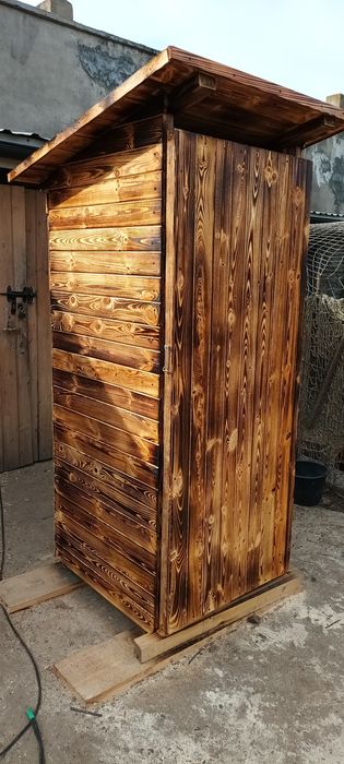 Toaleta ogrodowa drewniana