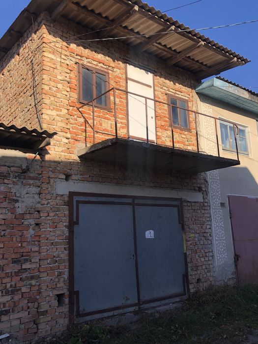 Гараж цегляний двоповерховий з підвалом