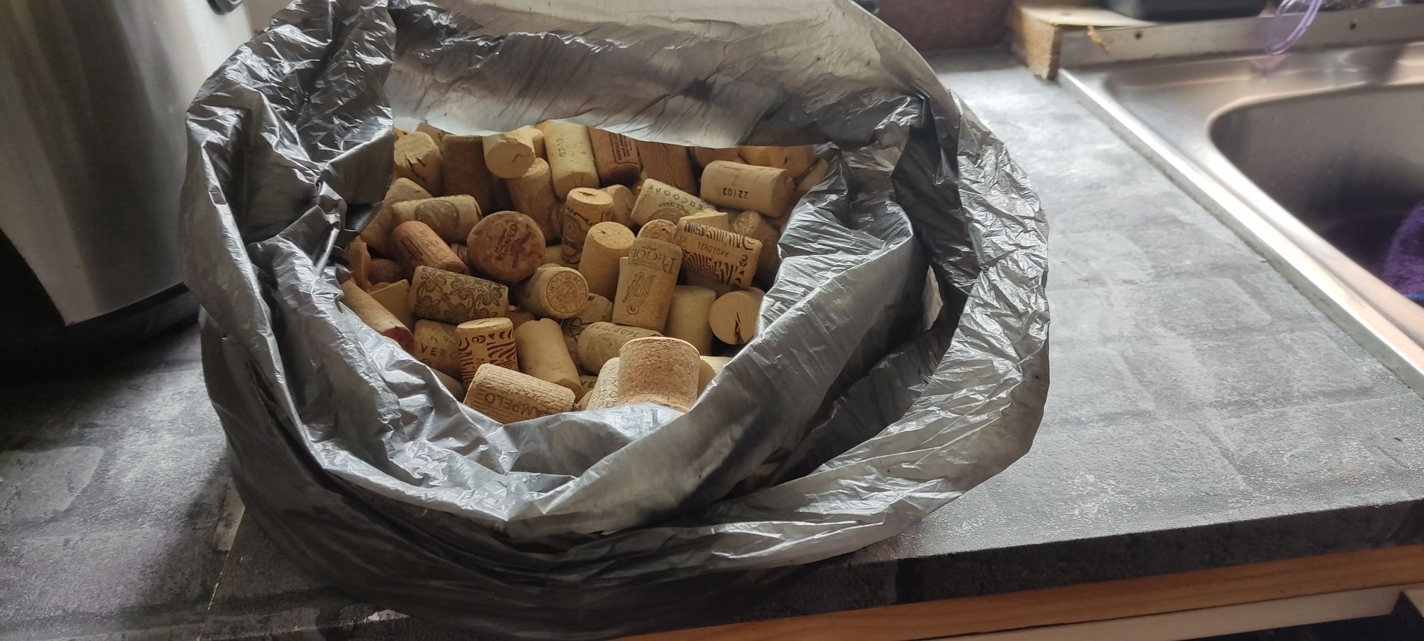 Saco com mais de 200  rolhas de cortiça