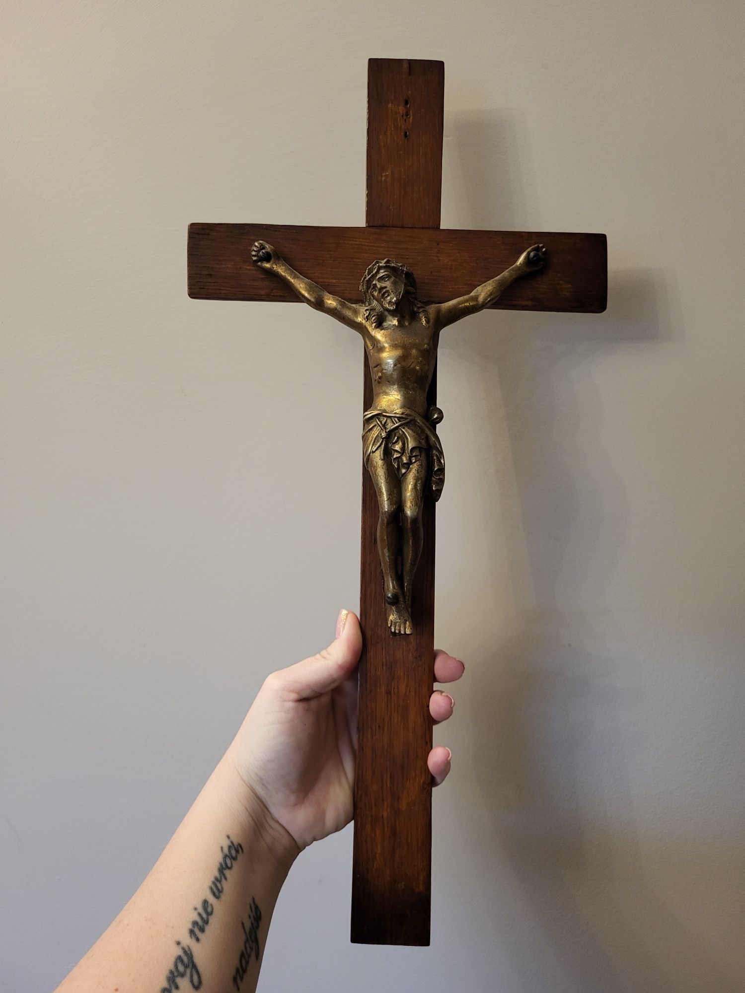 Duży drewniany krzyż z metalową figurą Jezusa Chrystusa