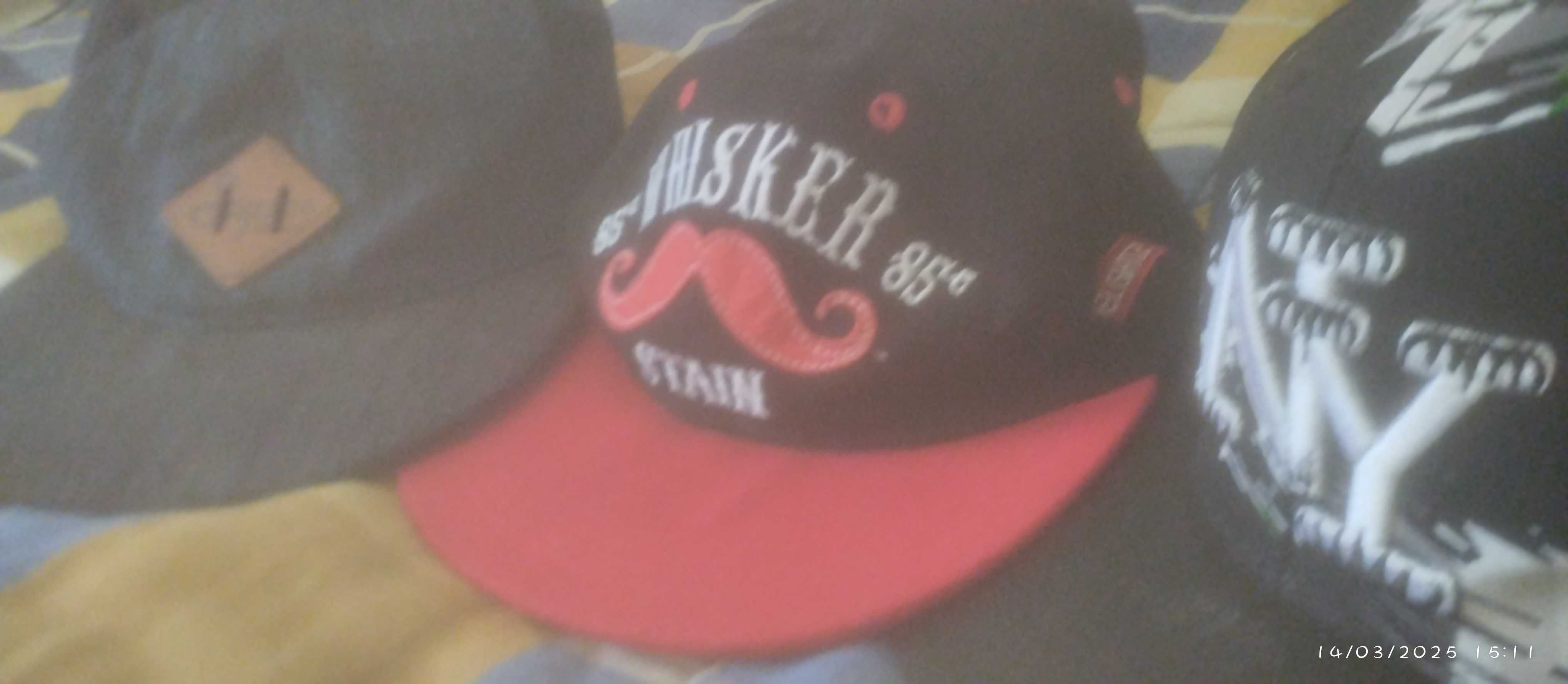 Vendo 3 bonés usados