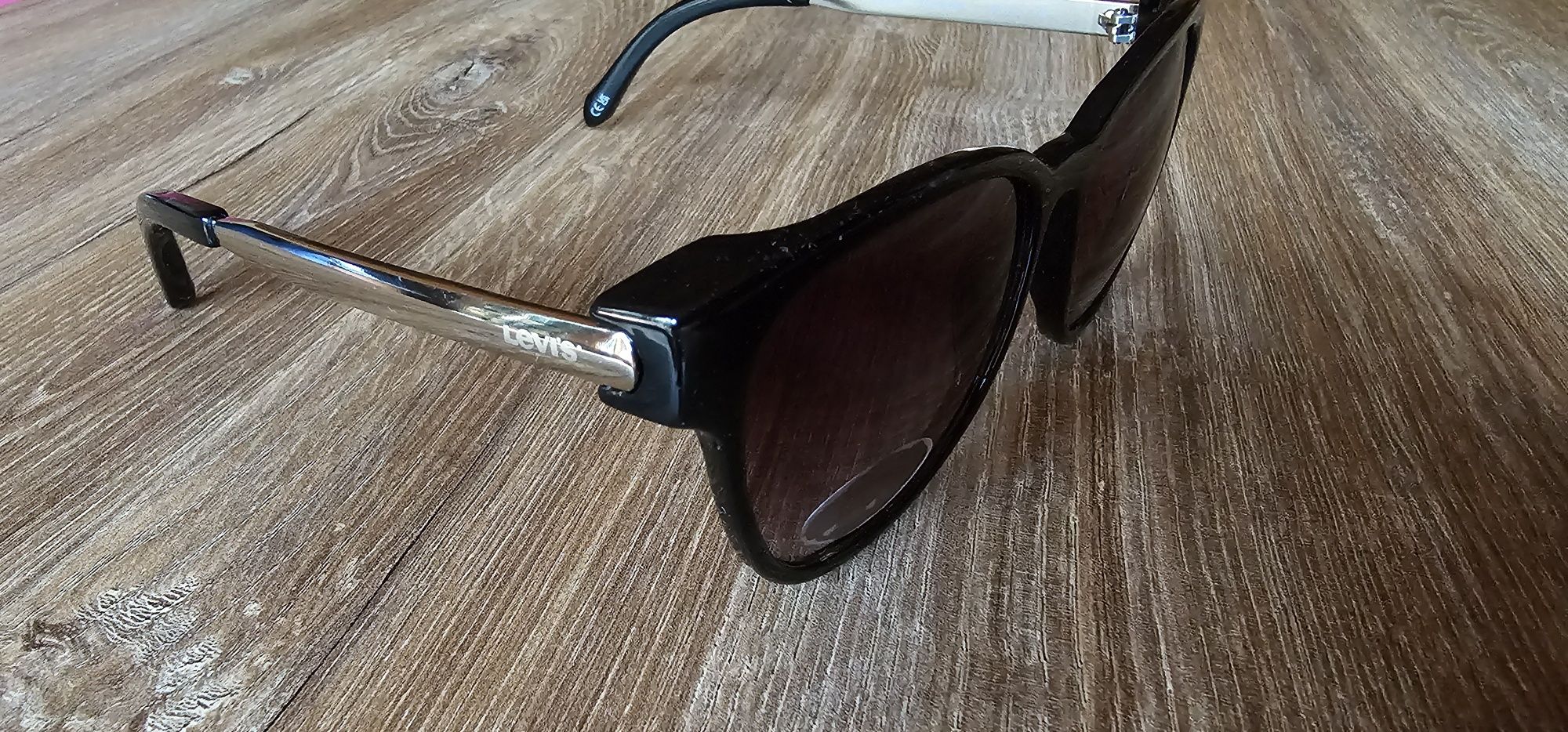 Okulary przeciwsłoneczne damskie Levis LEV104W