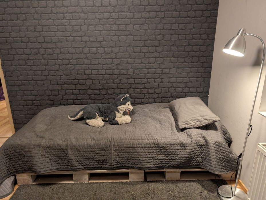 Łóżko z palet drewnianych ozdobnych plus materac