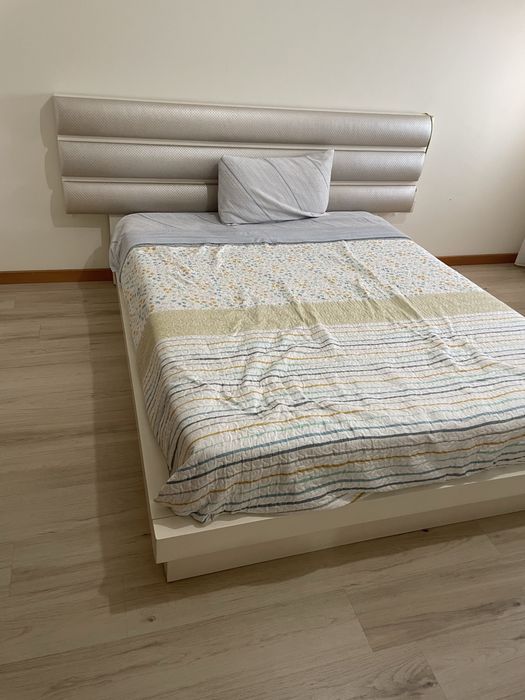 Cama cor branco com estofo