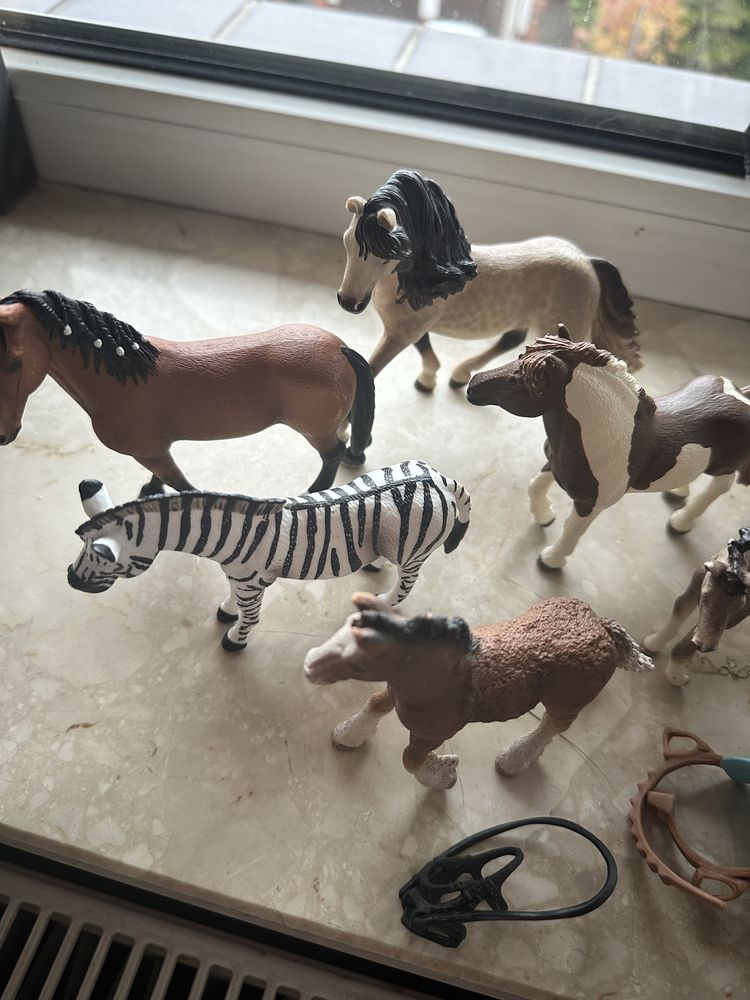 Schleich zestaw koni jeźdźcy i sprzęt