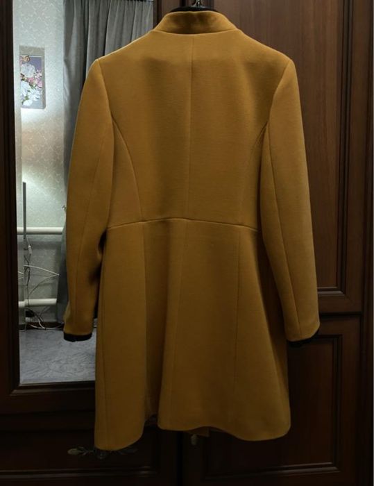 Жіноче пальто жовте
