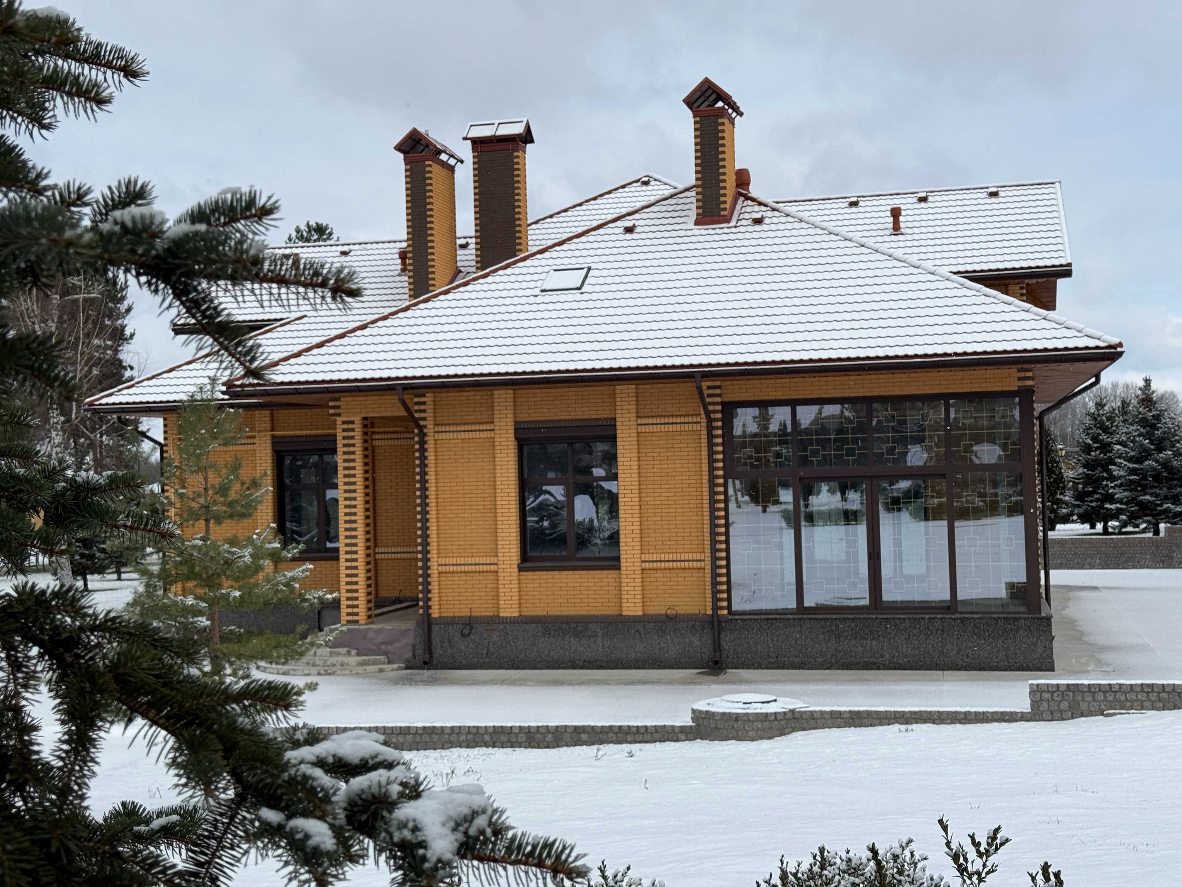 Круте та велике домоволодіння під Черкасами над Дніпром