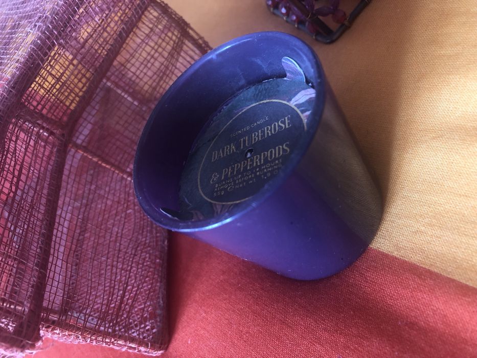 Conjunto decoração: Caixa com tampa; vela; castiçal