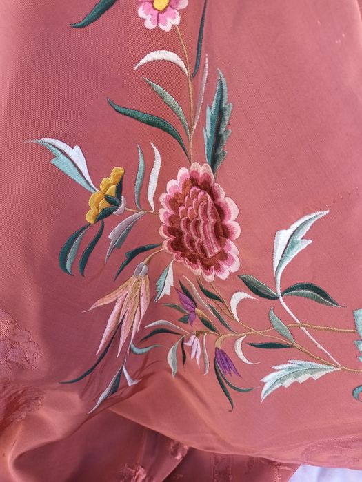 Belíssima colcha em seda bordada