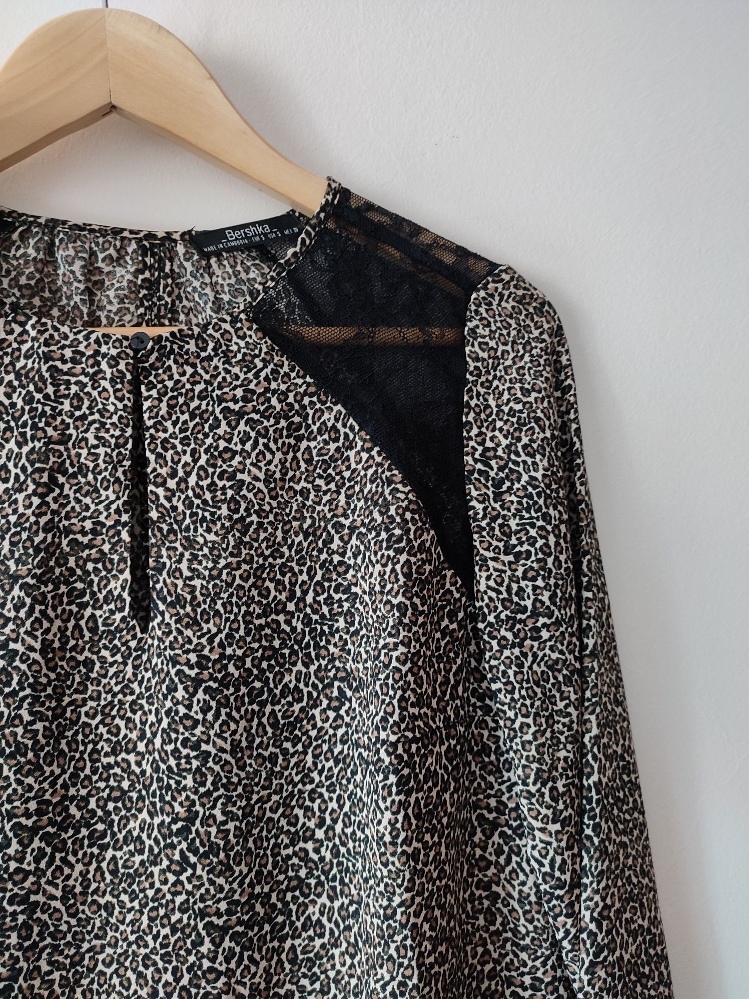 Blusa com padrão leopardo nova