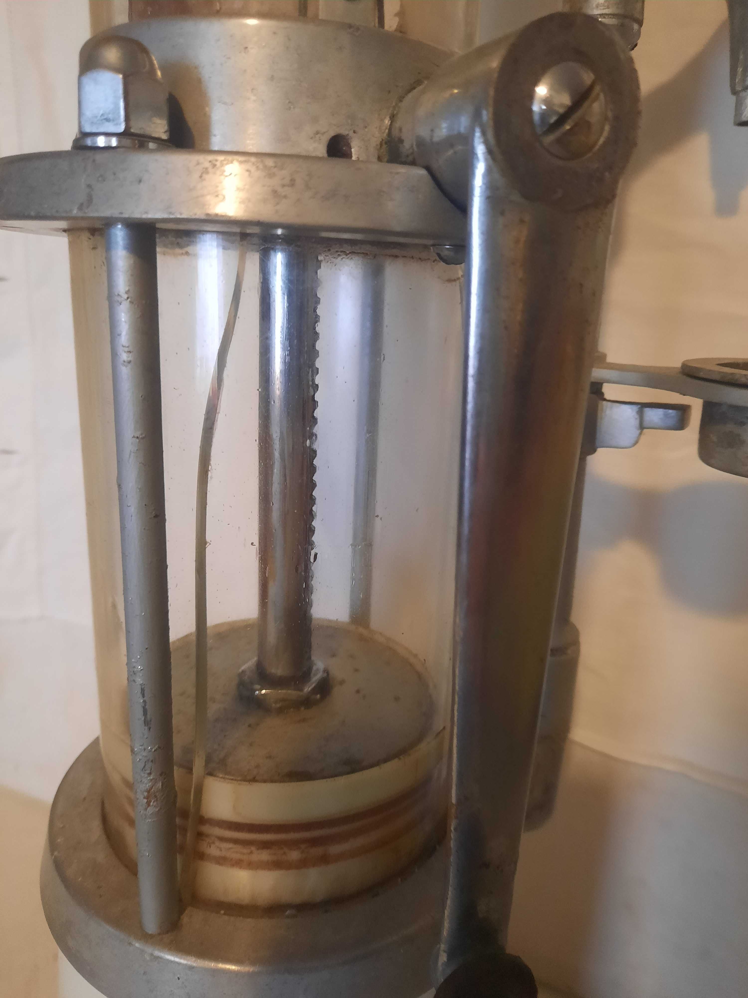 Máquina antiga de vender petróleo ao litro