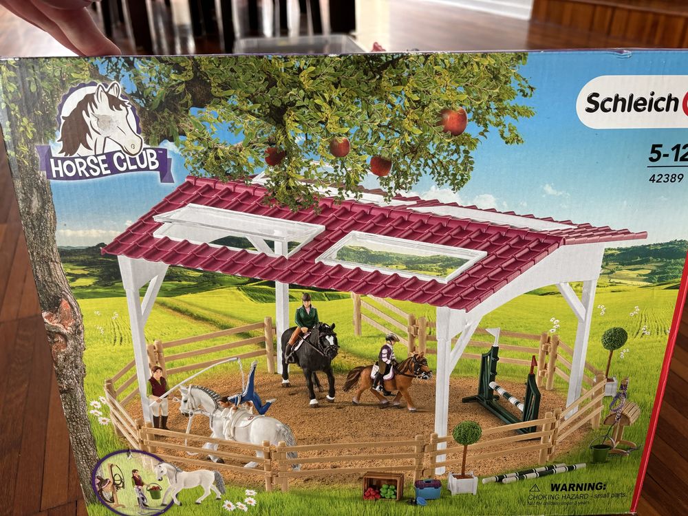 Schleich 42389- szkoła jeździecka z końmi i dżokejkami