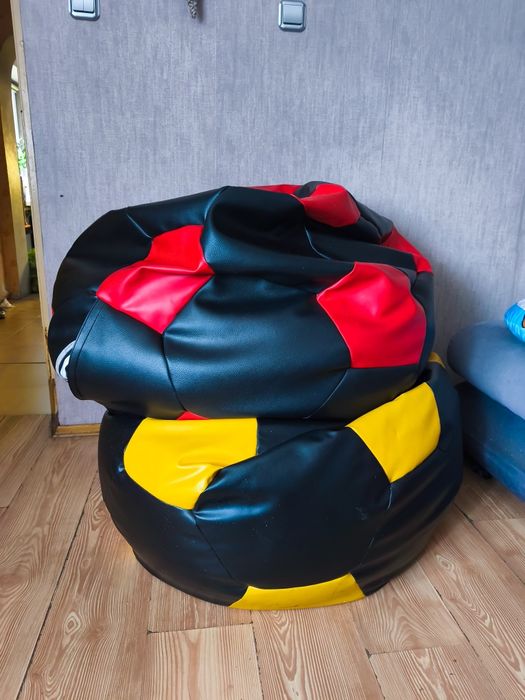 Dwie Duże pufy piłki