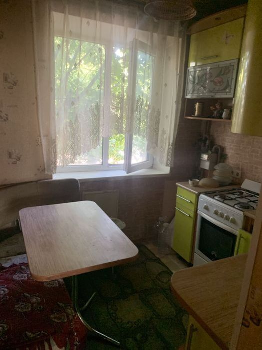 Продам трикімнатну квартиру 62 м² в центрі міста.