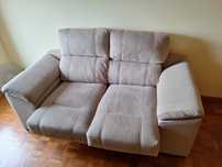 Sofá 2 lugares estilo Chaise, Almofadas e mesinha de canto