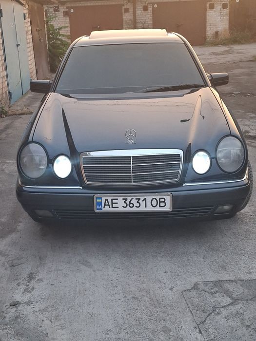 Mercedes - Benz W210 E300