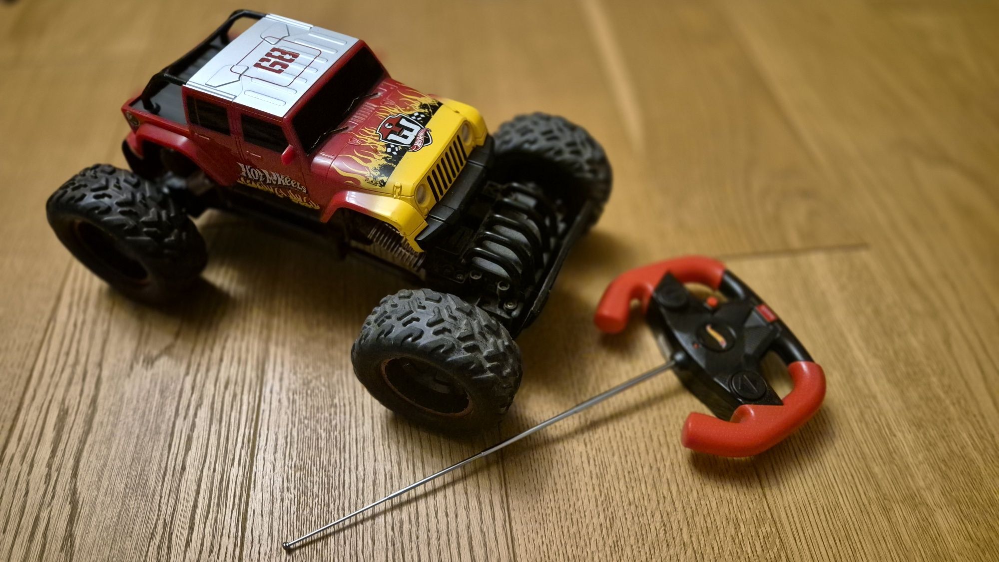 Hot Wheels duże terenowe zdalnie sterowane auto z pilotem