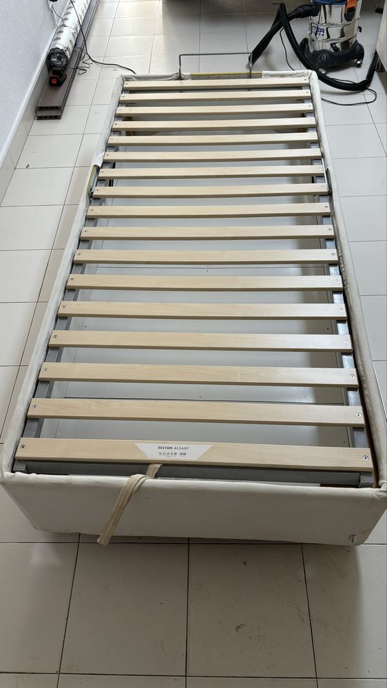 2 Sommier individuais Ikea com arrumação em estado impecável.