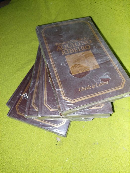 diferentes coleções de livros de Escritores Portugueses