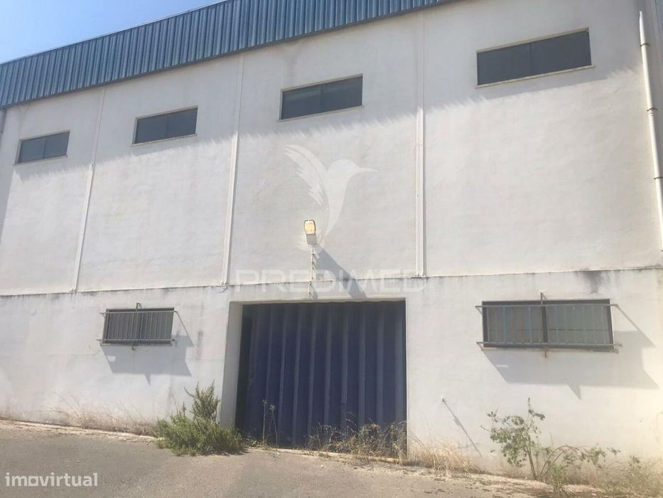 Armazém com terreno e escritórios em Alenquer