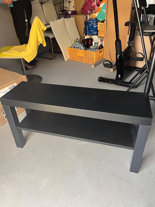 Movel preto com um prateleira