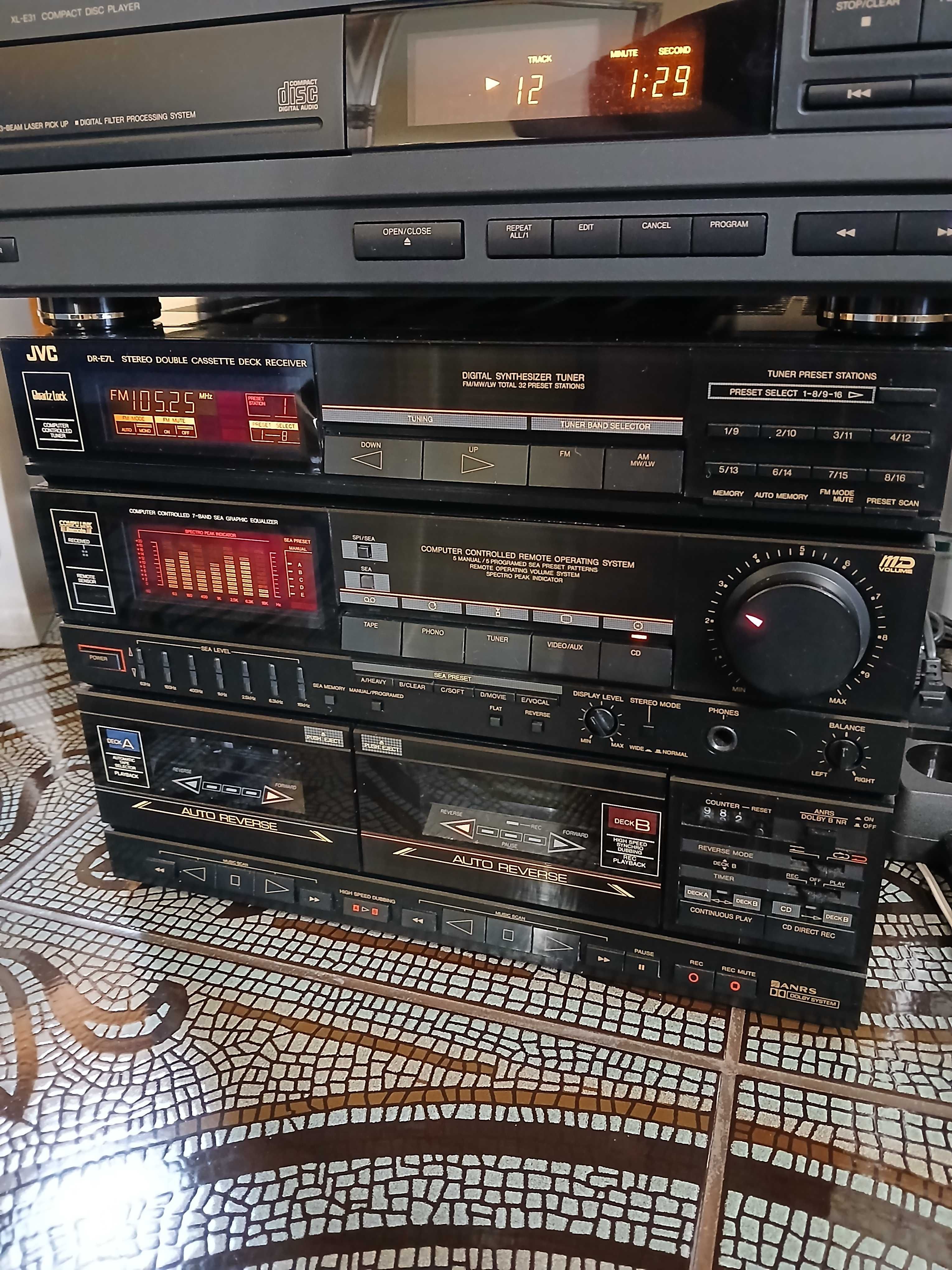 Wieża stereo JVC.