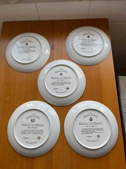Pratos e jarrões de coleção
