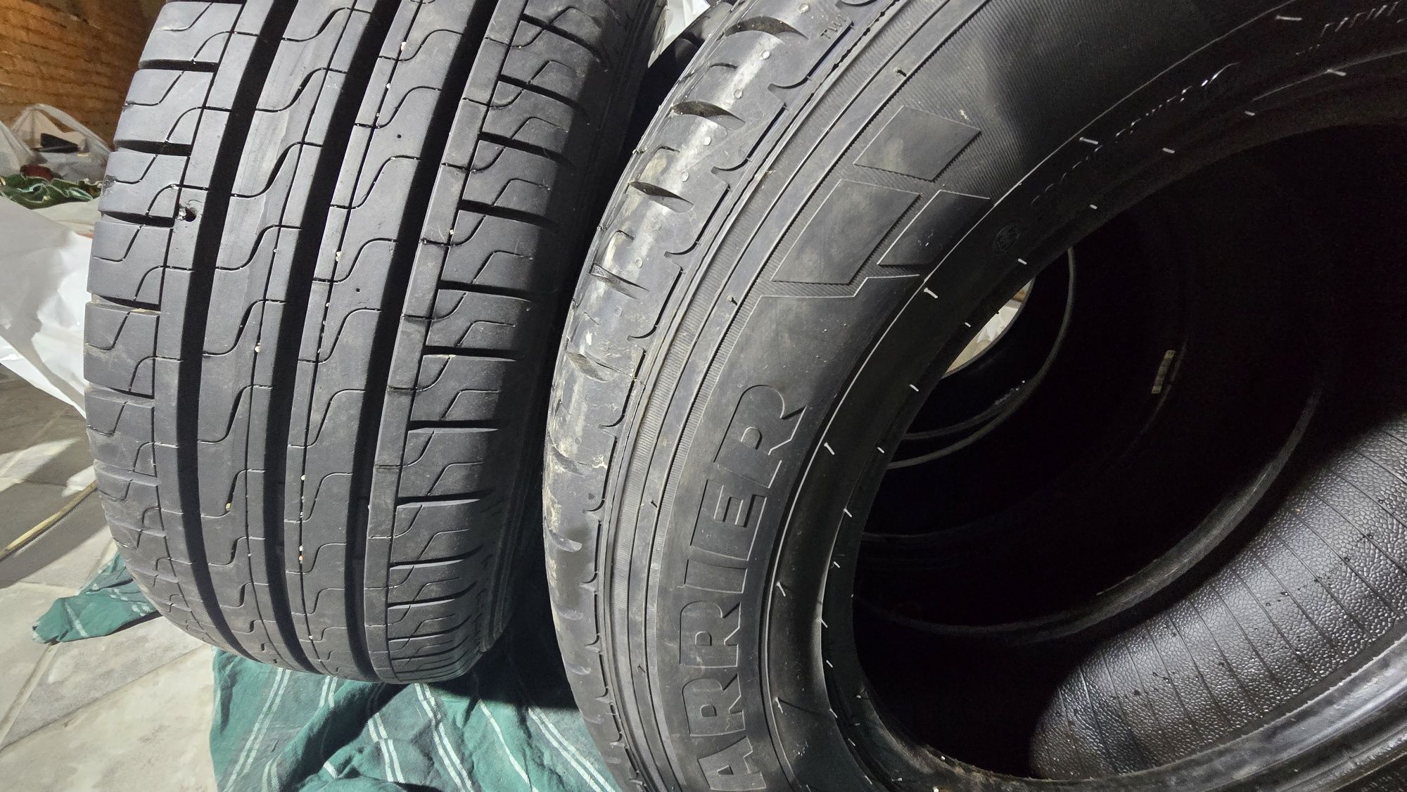 Шини Pirelli Carrier  205/70/15c   для мікроавтобуса практично нова !