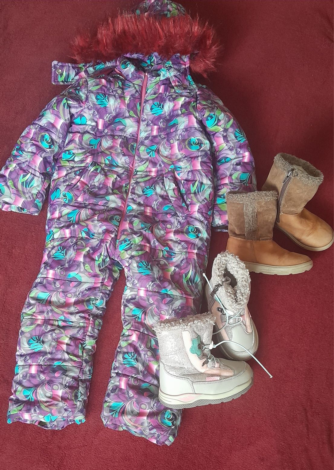 Зимовий одяг і взуття для дівчинки