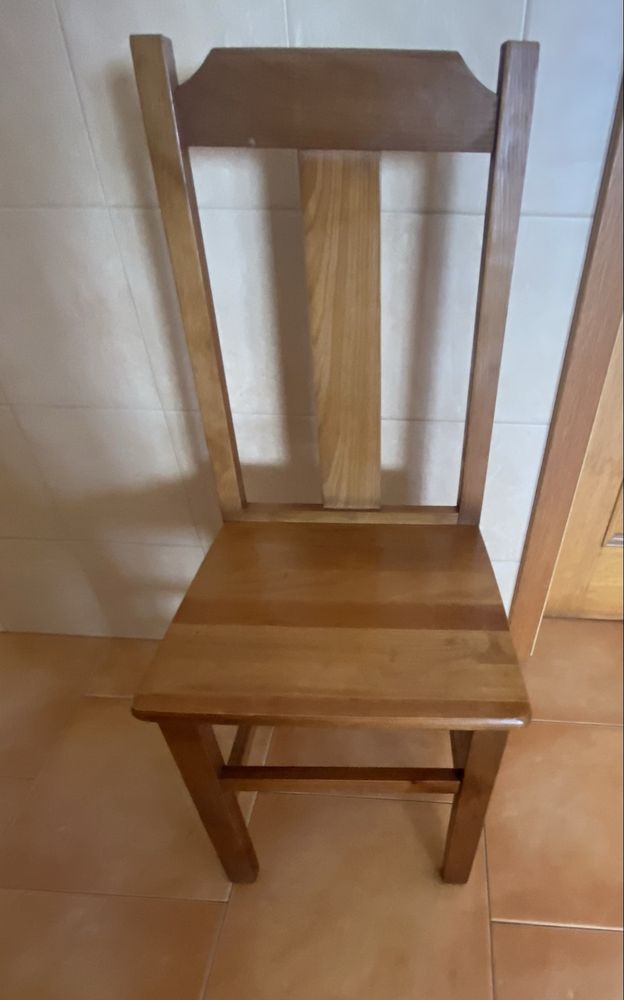Mesa de madeira maciça usada