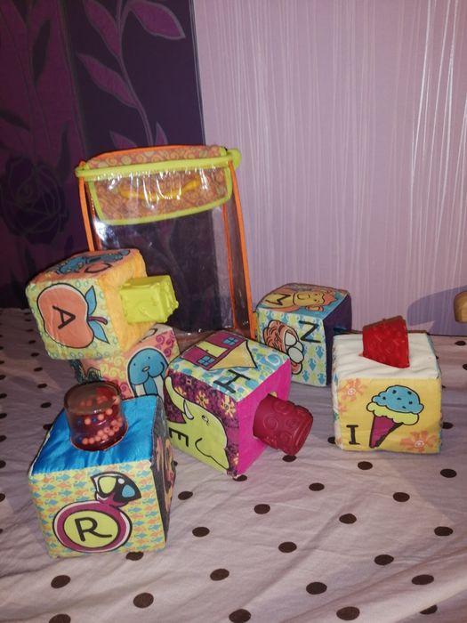 B.TOYS miękkie klocki sensoryczne z sorterami ABC BLOCK PARTY