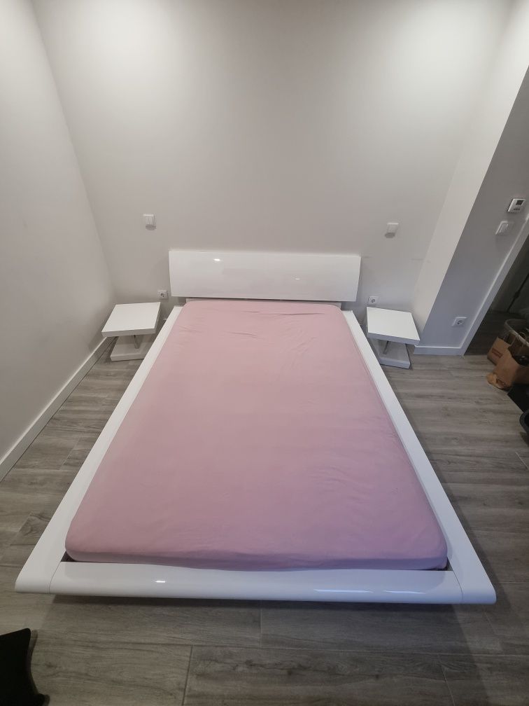 Cama de Casal em Branco Lacado com Brilho