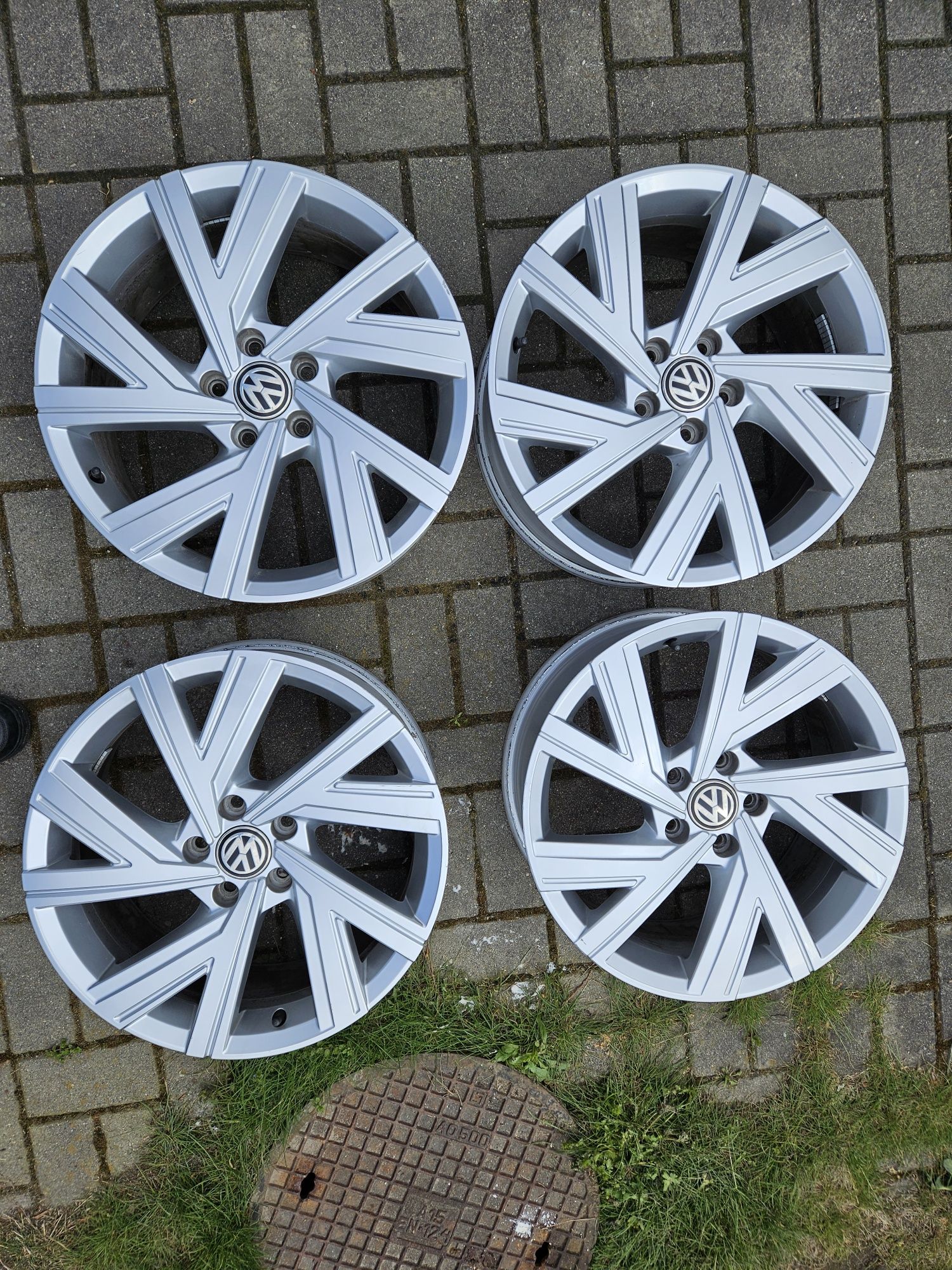 Oryginalne felgi VW Golf VII VIII 18" 7.5j et51 Bergamo