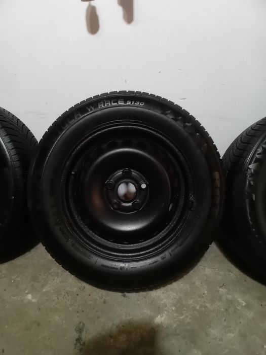 Opony zimowe na felgach stalowych  195/65 R15 rozstaw otworów 5x112