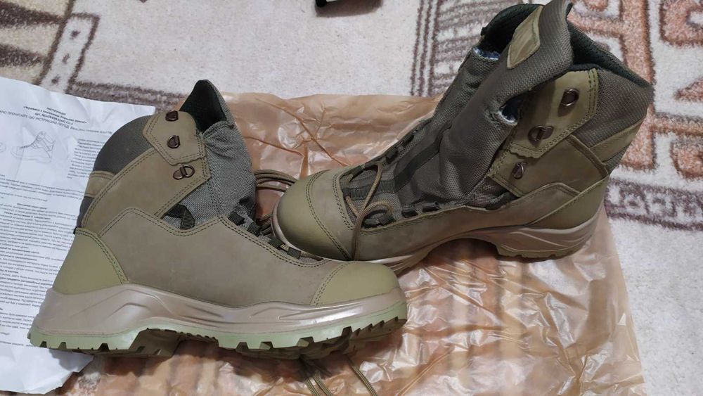 Продам берці нові