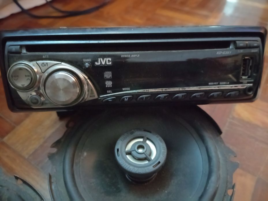 Auto radio JVC com 2 colunas	Usado mas a funcionar bem