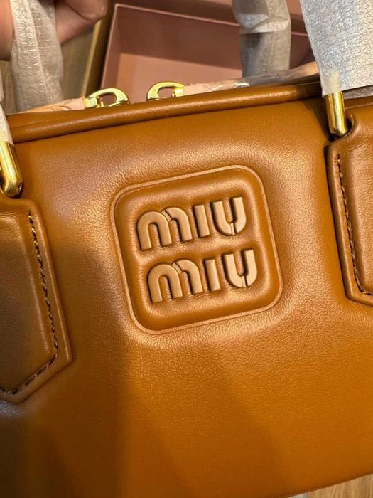 MiuMiu Brązowa Torebka - Antykwa Inspiracja i Moderny Wzór