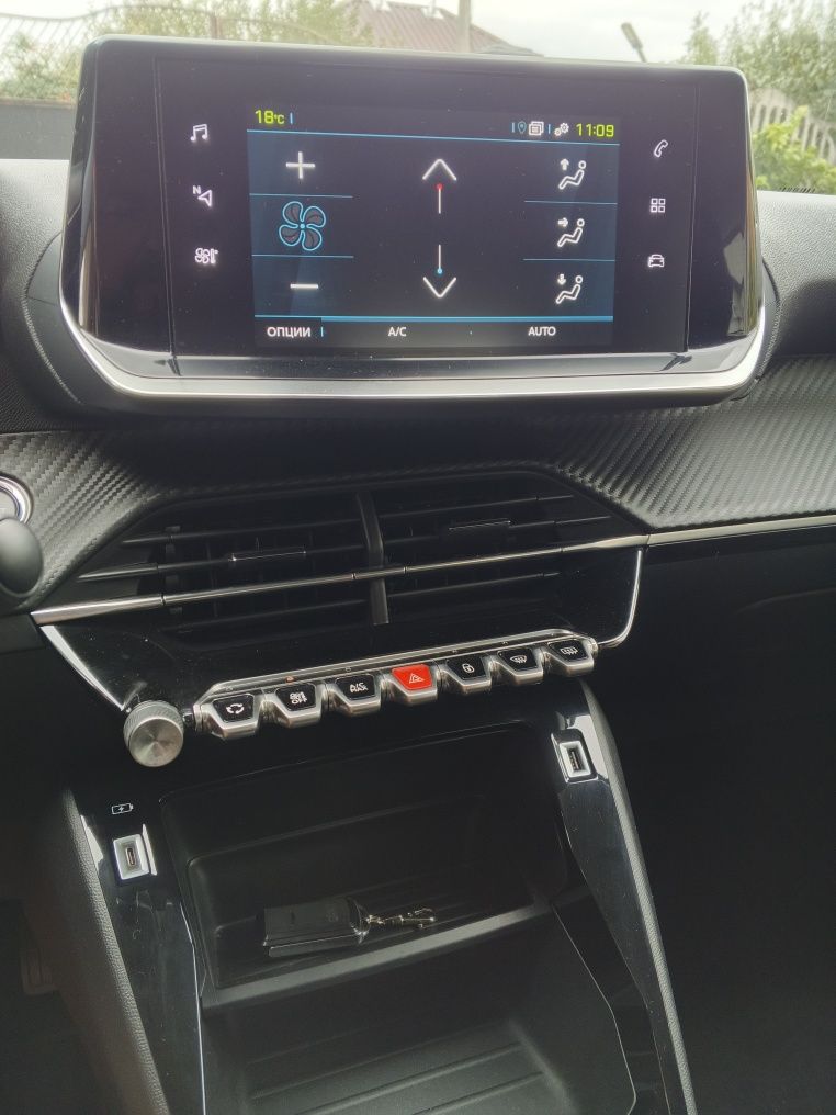 Peugeot e 2008         .