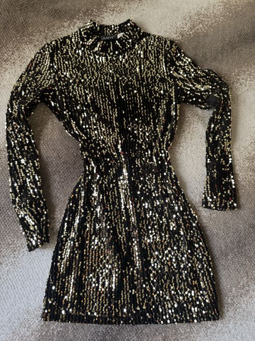 Сукня в паєтках