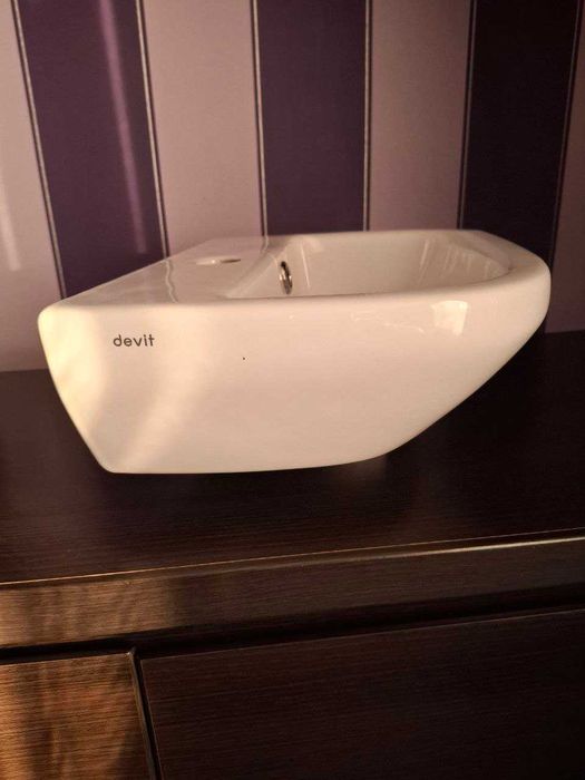 Умивальник Devit  Італія