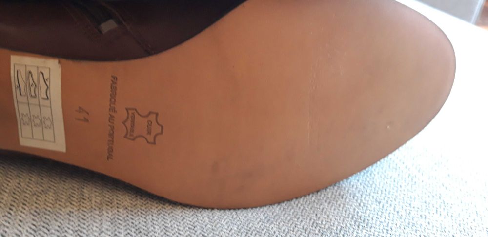 Botas mulher cano alto em cabedal - Artigo NOVO.